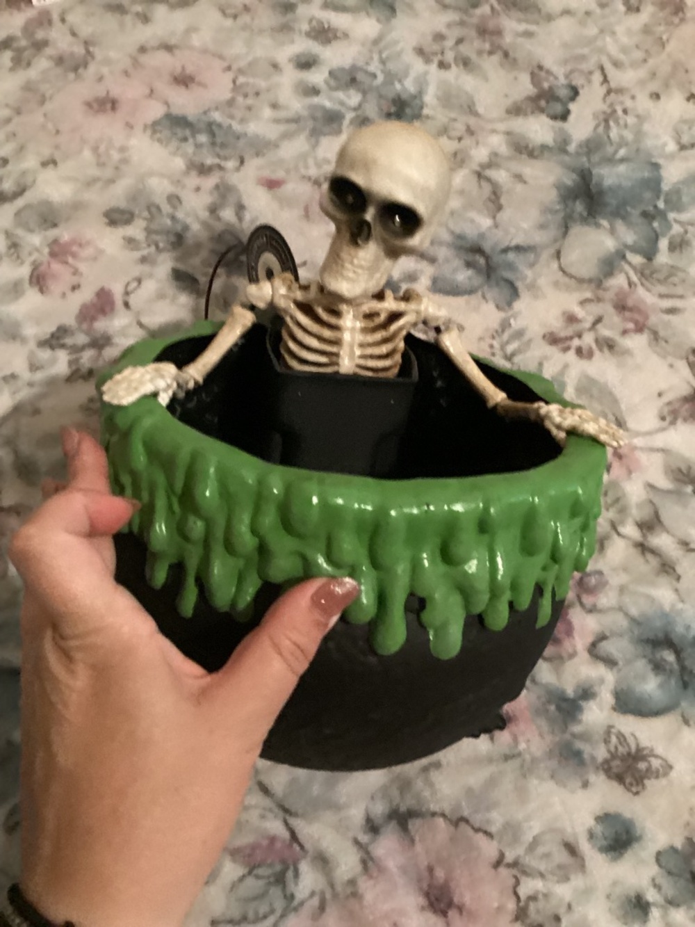 New Animated Halloween Candy Bowl/ skeleton in couldron with slime